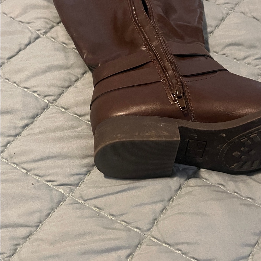 Elegant Brown Heeled Boots - Picture 11 of 11